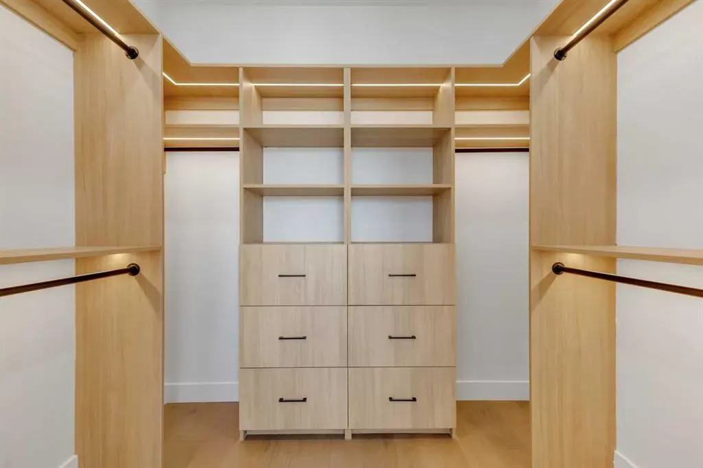 2715 Cochrane Road NW