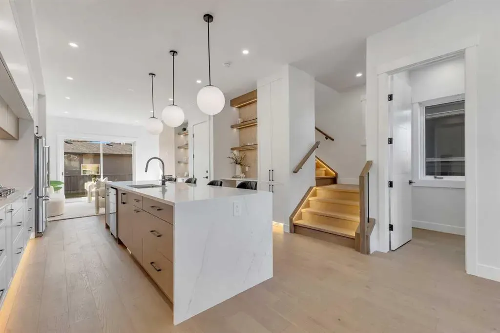 2715 Cochrane Road NW