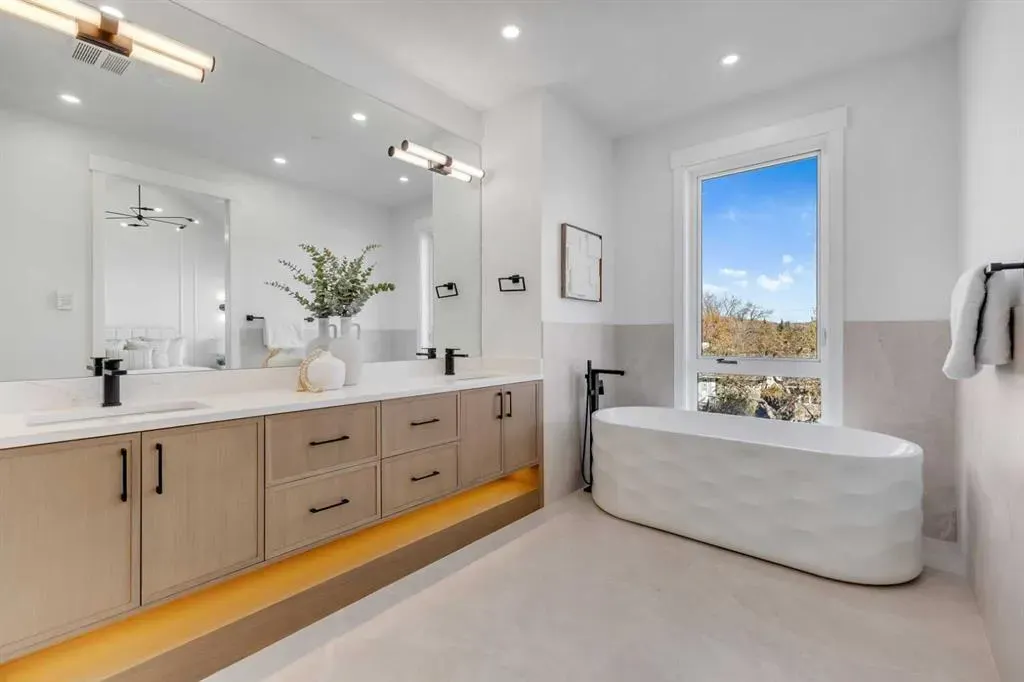 2715 Cochrane Road NW