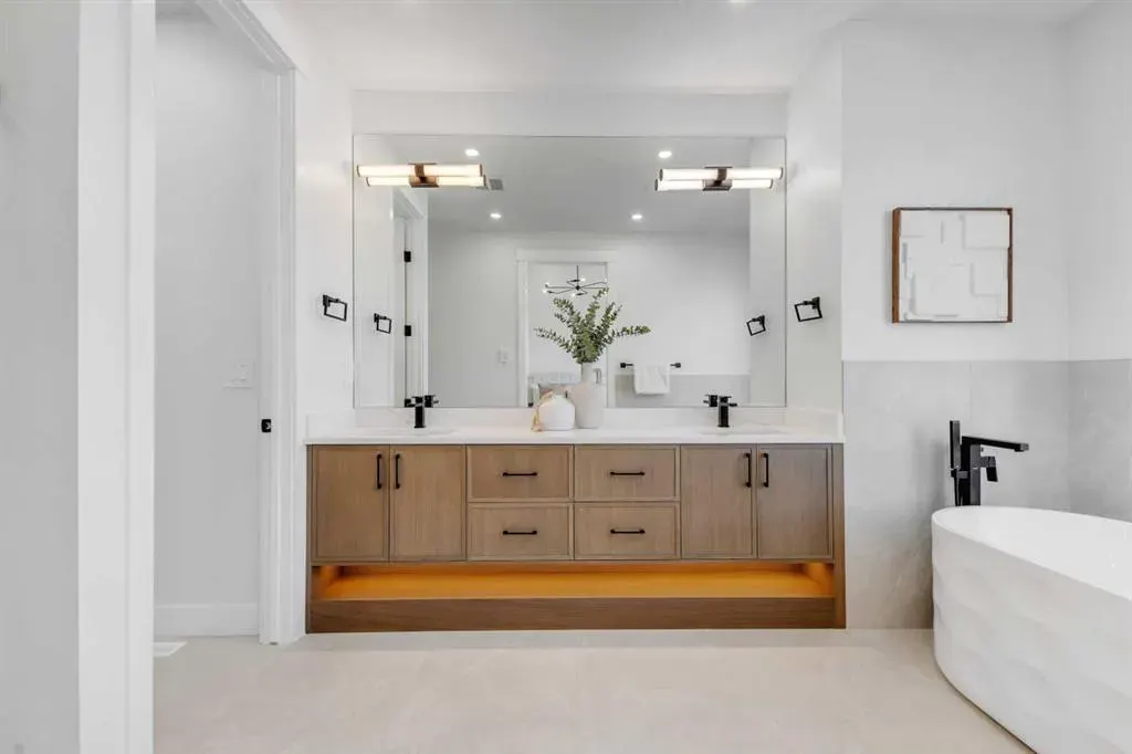 2715 Cochrane Road NW