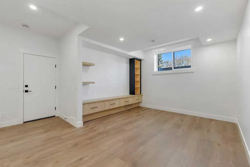 2715 Cochrane Road NW