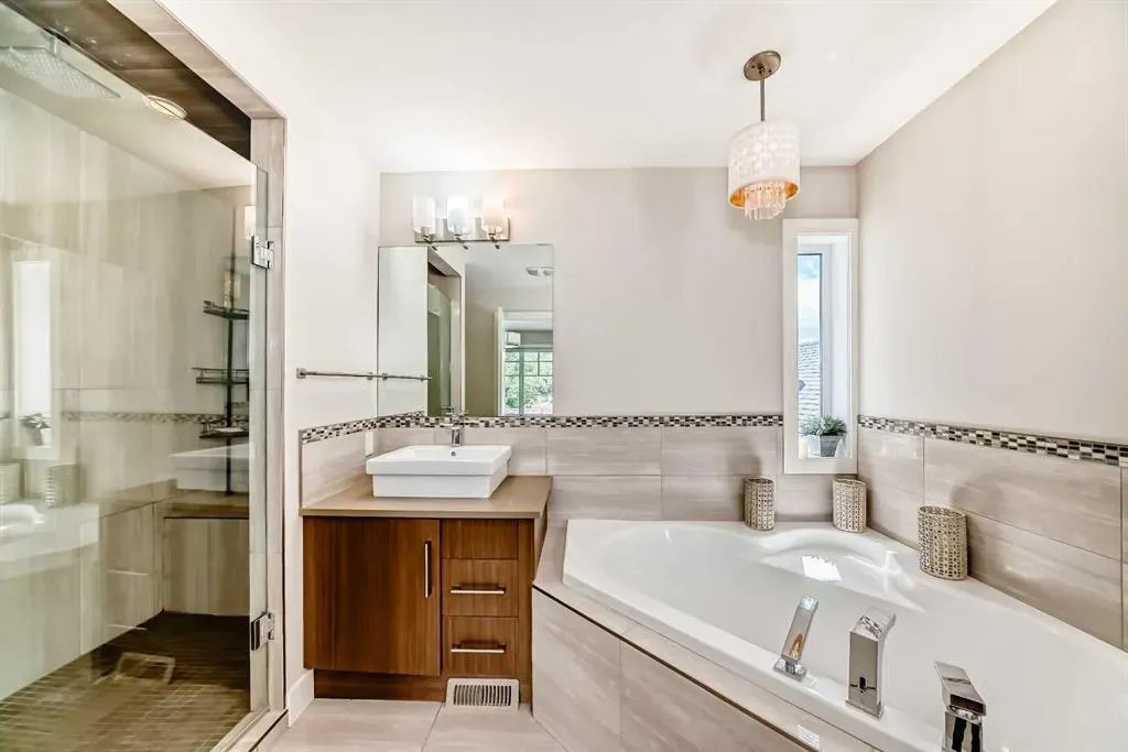 924 3 Avenue NW, #2