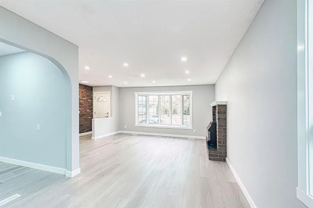 24 Rundleson Way NE