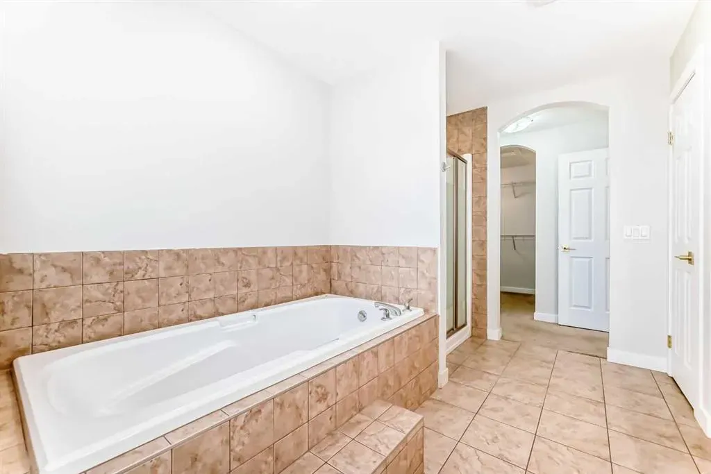 210 Copperleaf Bay SE