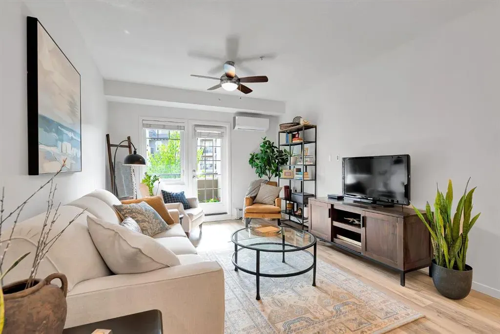20 Mahogany Mews SE, #201