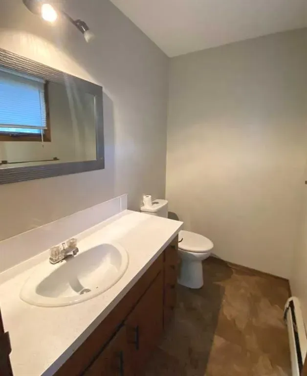 324 3 Street W