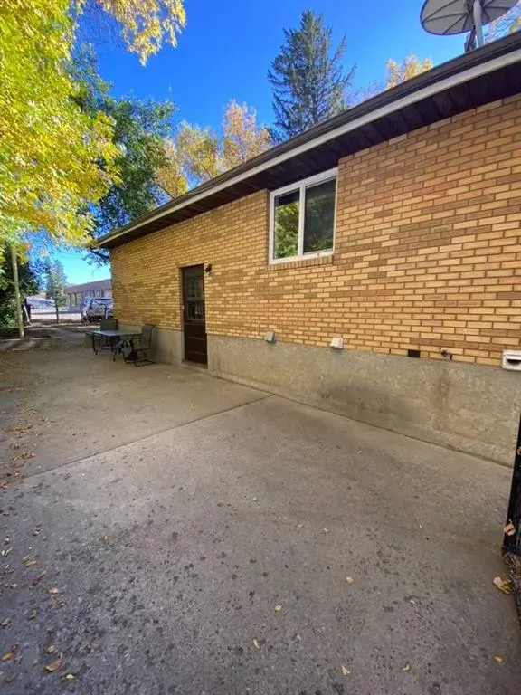 324 3 Street W