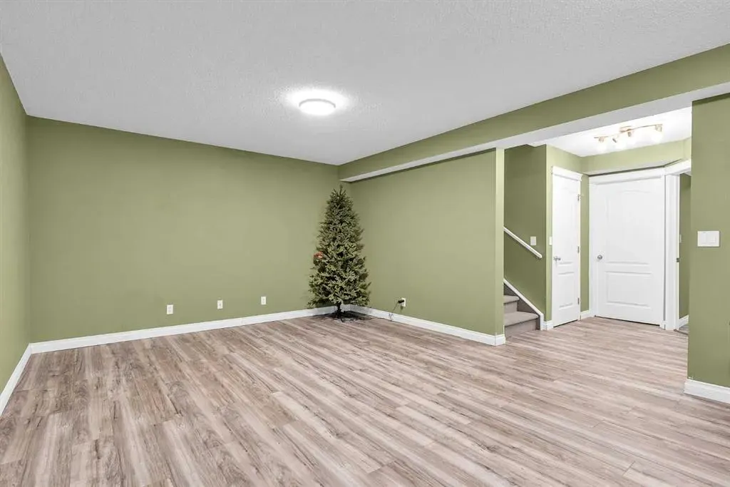 138 Panamount Gardens NW
