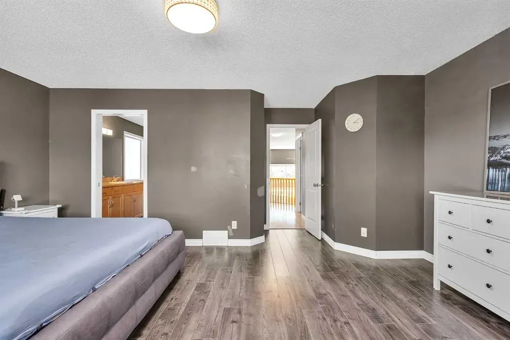138 Panamount Gardens NW
