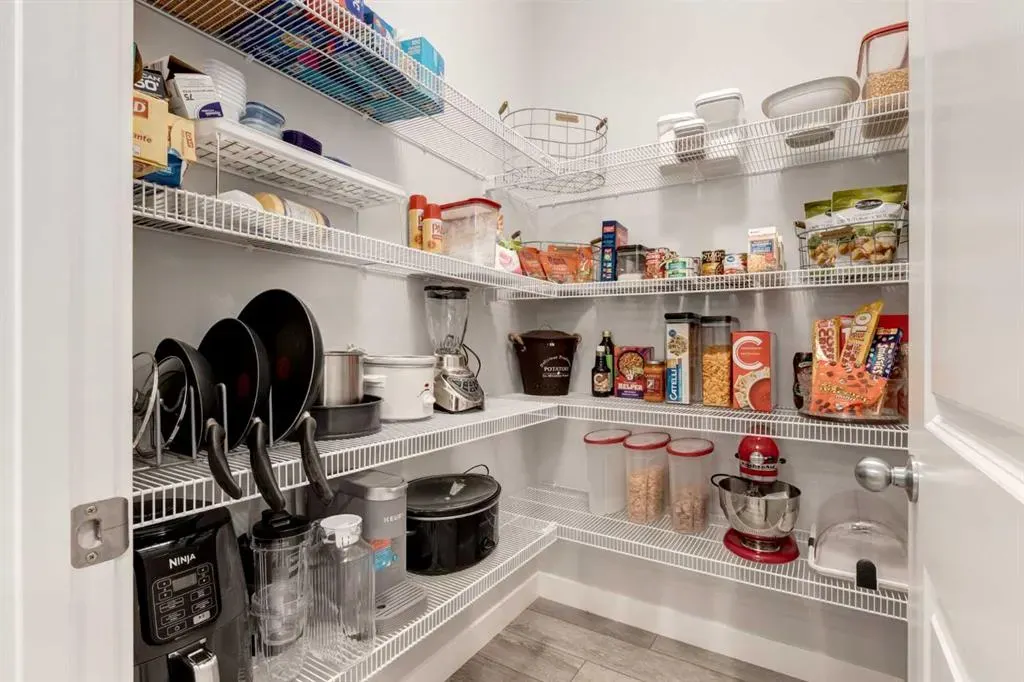 1136 MIDTOWN Lane SW