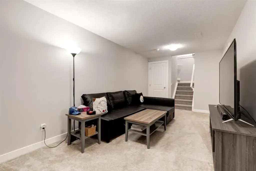 1136 MIDTOWN Lane SW