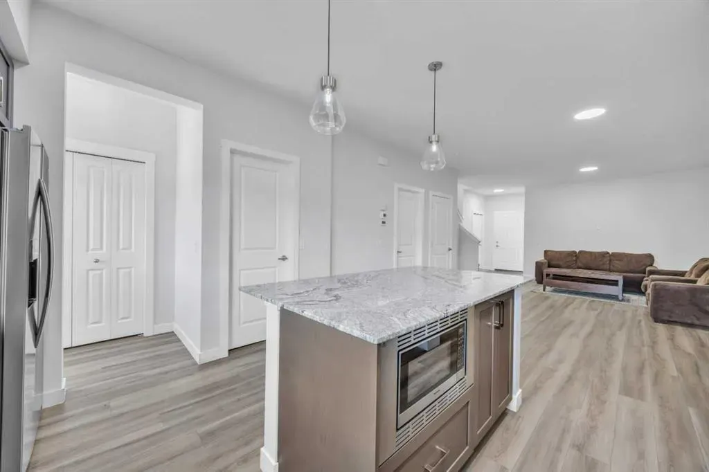 562 Corner Meadows Way NE