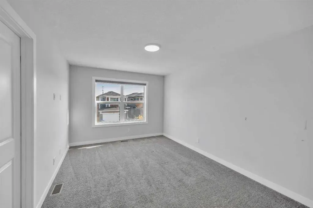 562 Corner Meadows Way NE