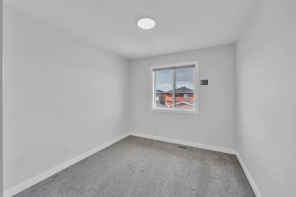562 Corner Meadows Way NE