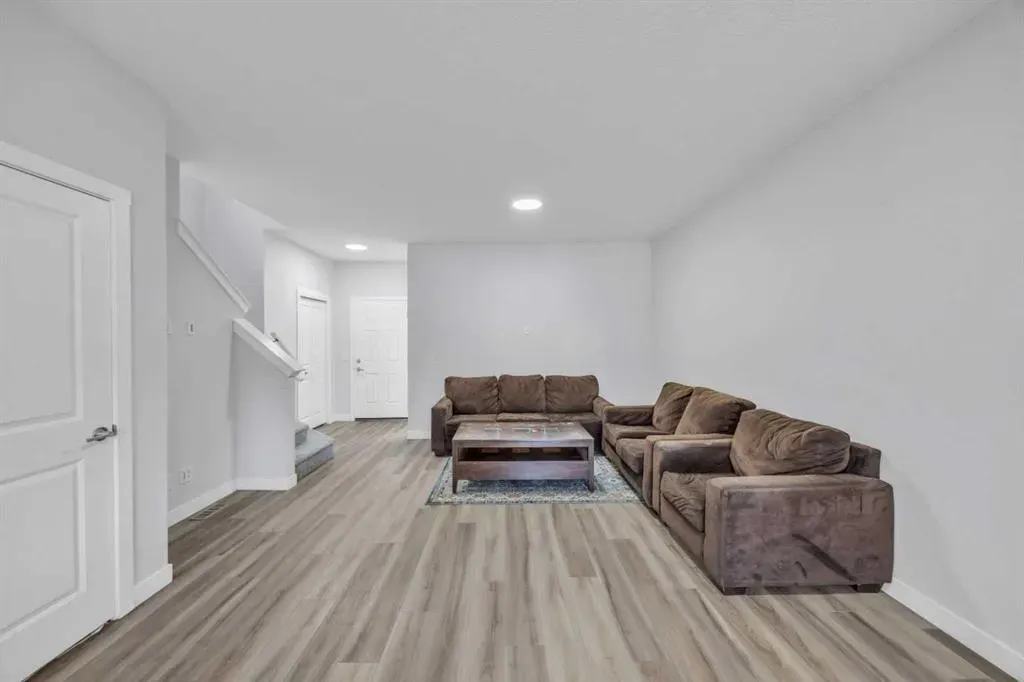 562 Corner Meadows Way NE