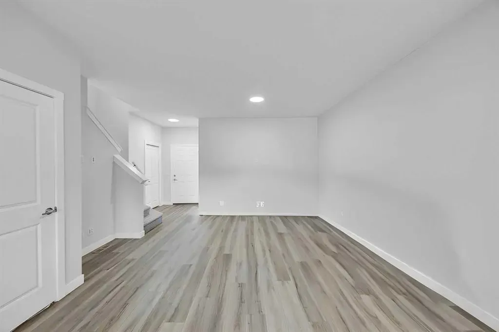 562 Corner Meadows Way NE