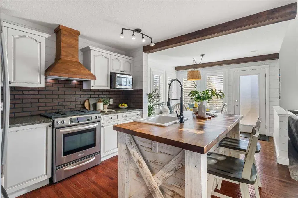 52 Canoe Road SW