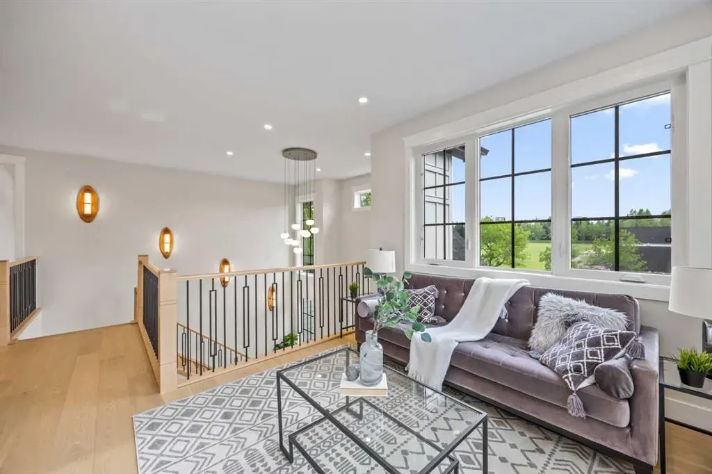 12 Vardana Place NW