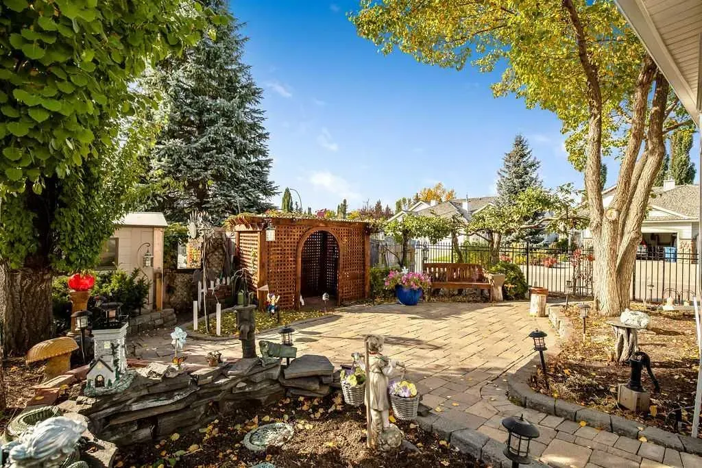146 Chaparral Close SE