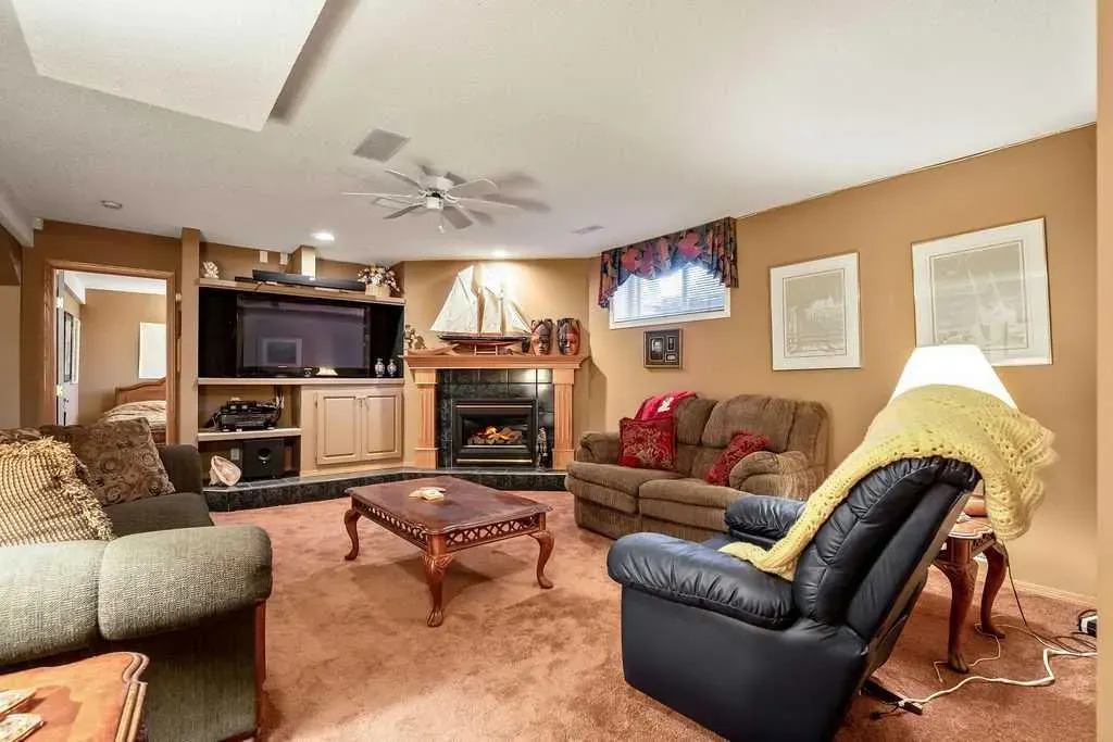 146 Chaparral Close SE