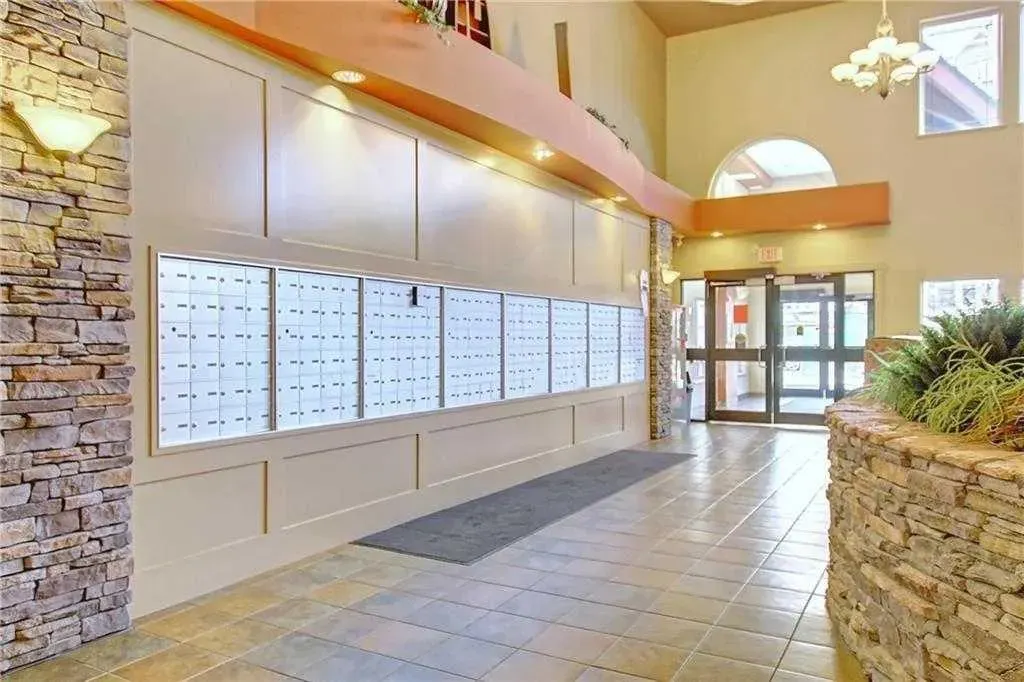 10 Discovery Ridge Close SW, #332