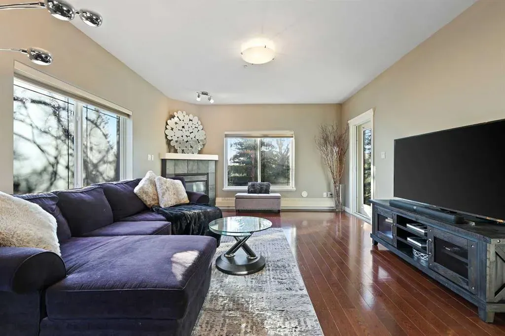 10 Discovery Ridge Close SW, #332