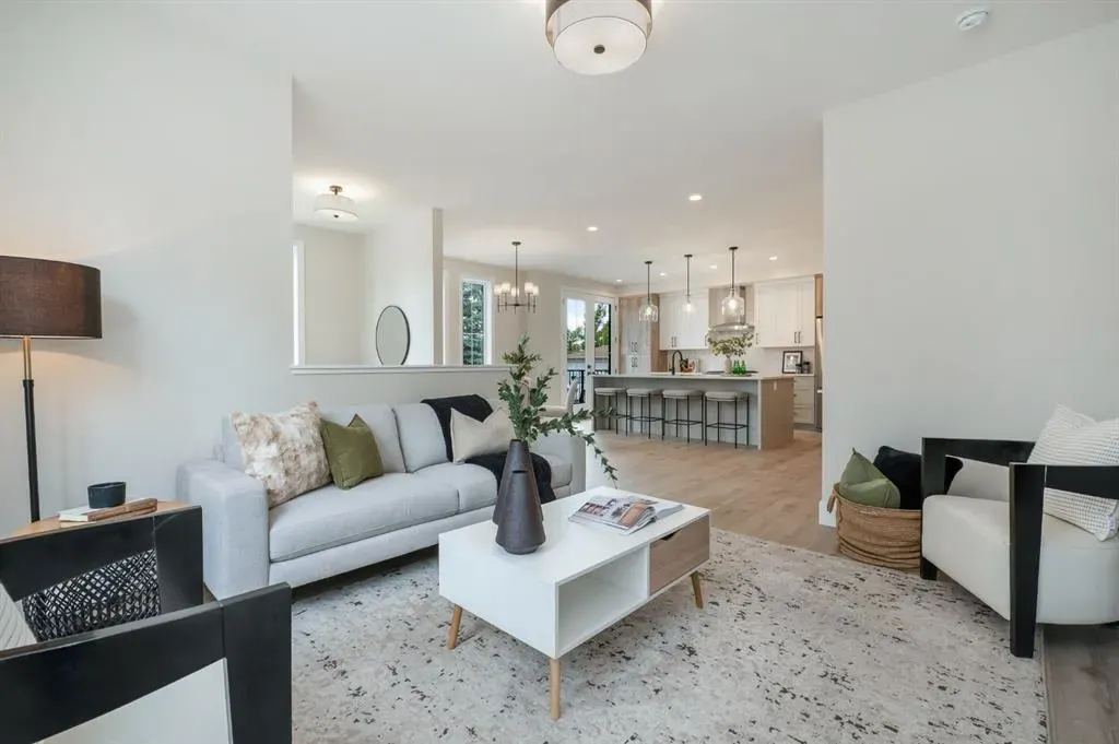 102 West Glen Crescent SW