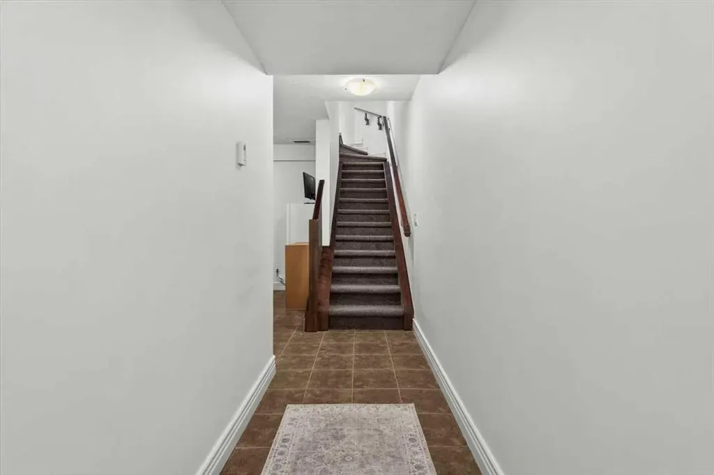 164 Rockyledge View NW, #1