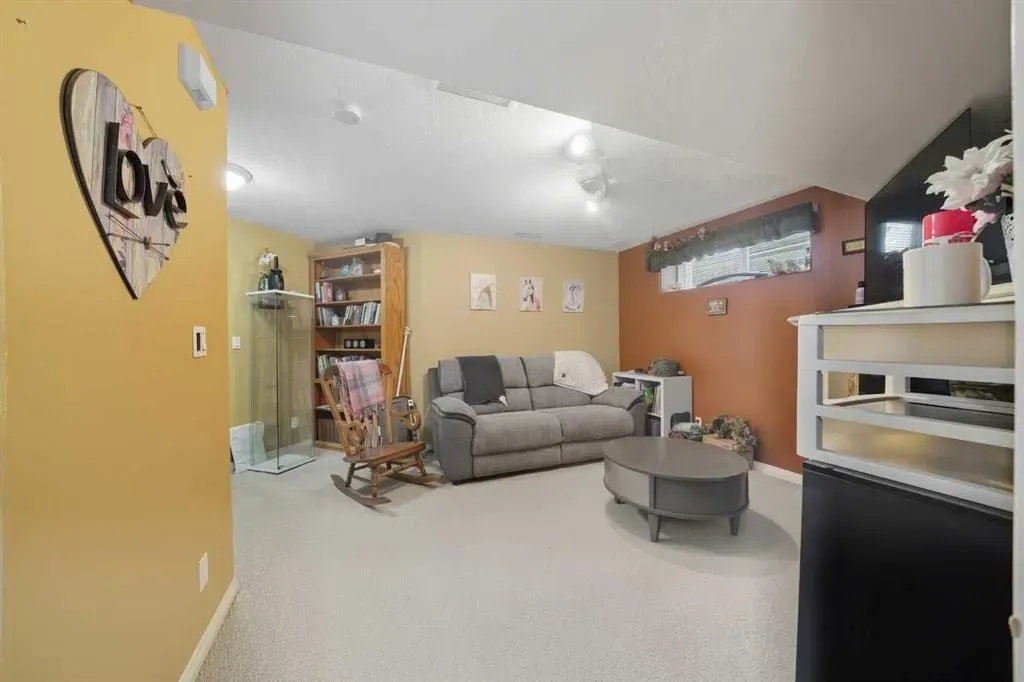 65 Asmundsen Avenue