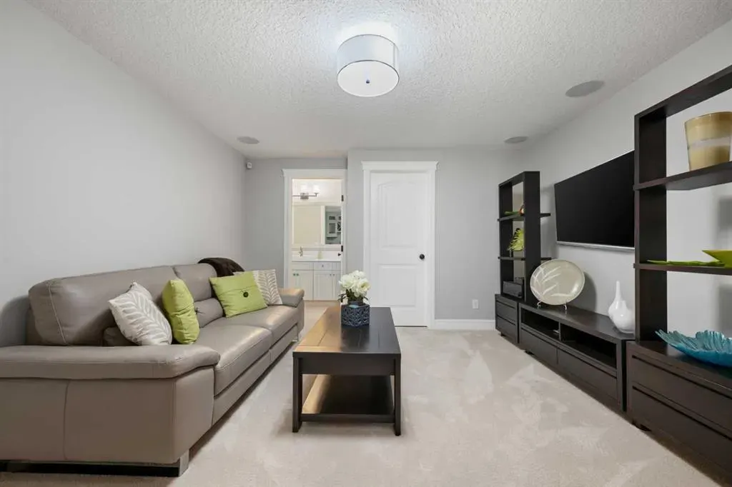 35 Mahogany Crescent SE