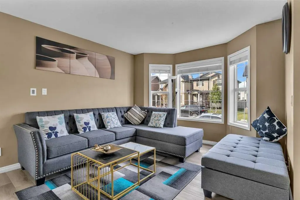 19 Taralake Rise NE