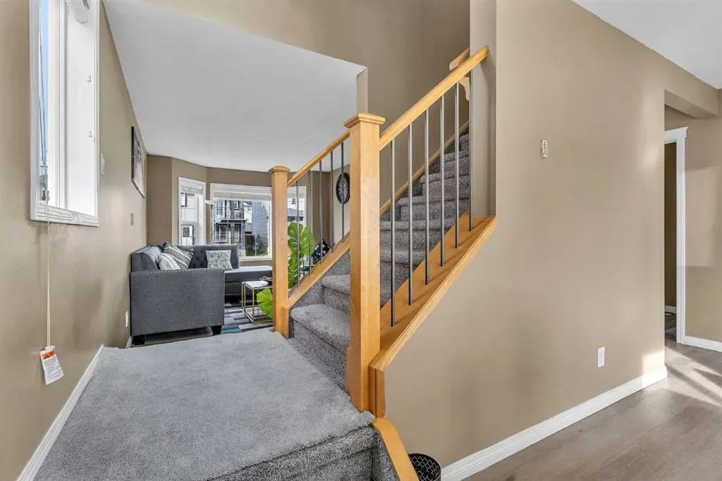 19 Taralake Rise NE