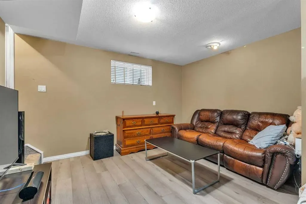 19 Taralake Rise NE
