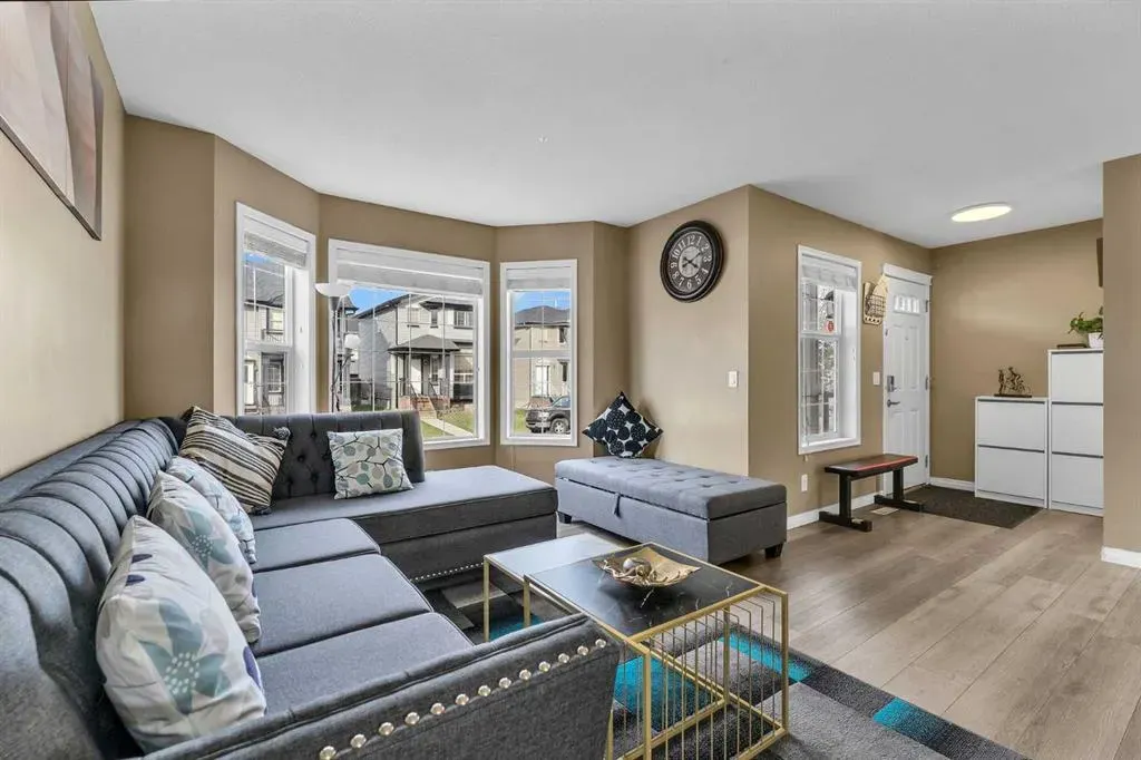 19 Taralake Rise NE