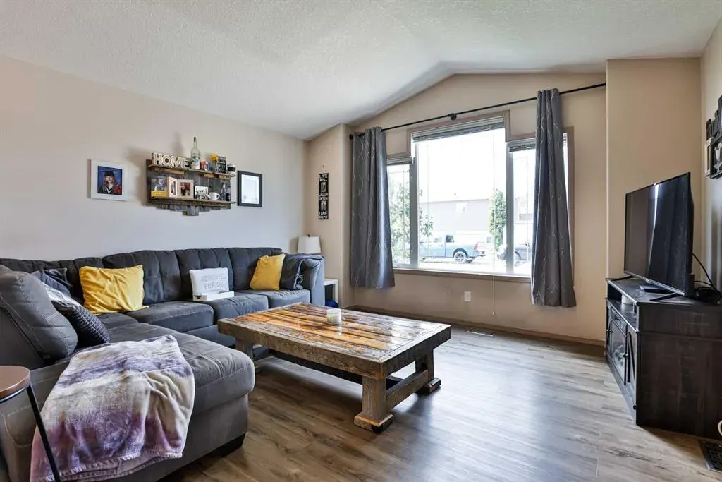 16 Blackfoot Court W