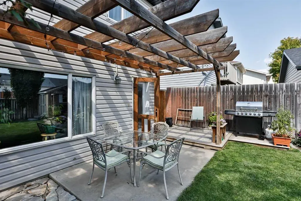 16 Blackfoot Court W