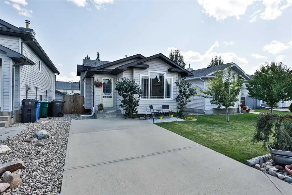 16 Blackfoot Court W