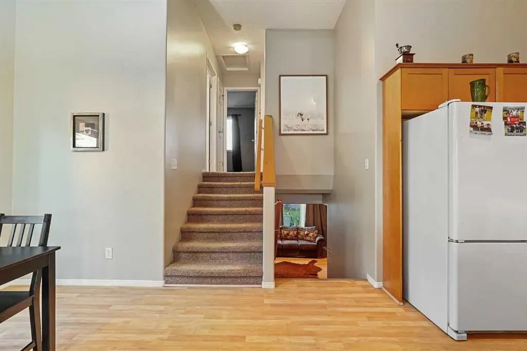 24 Blackfoot Court W