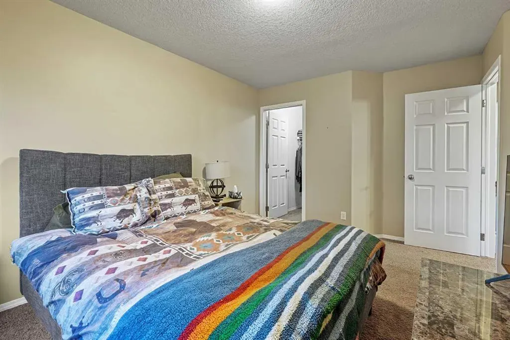 24 Blackfoot Court W