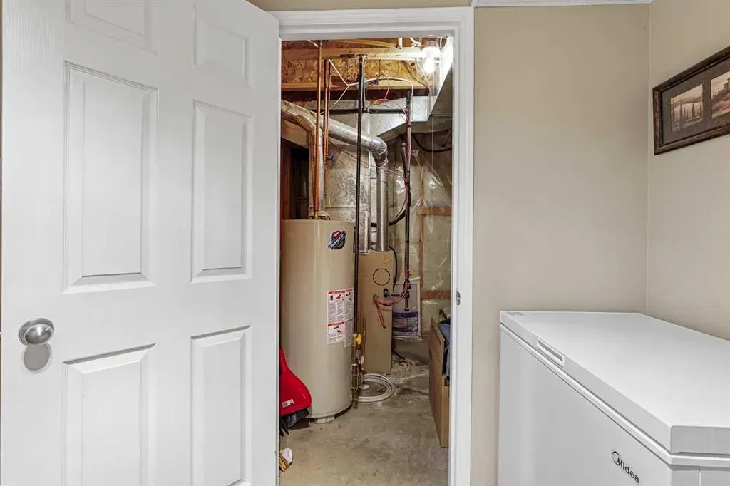 24 Blackfoot Court W