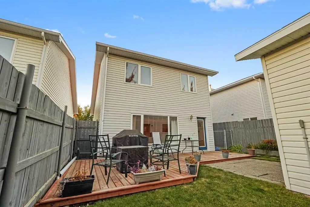 24 Blackfoot Court W