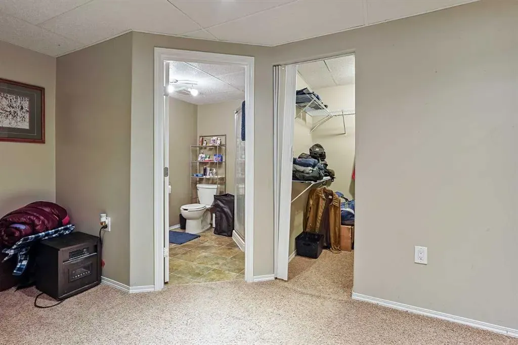 24 Blackfoot Court W