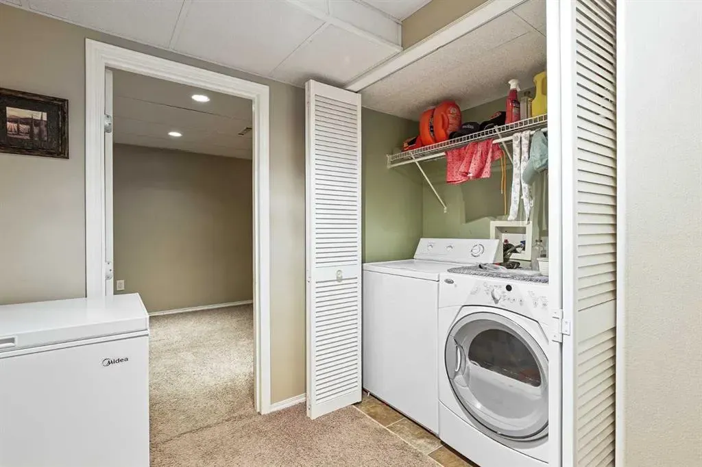 24 Blackfoot Court W