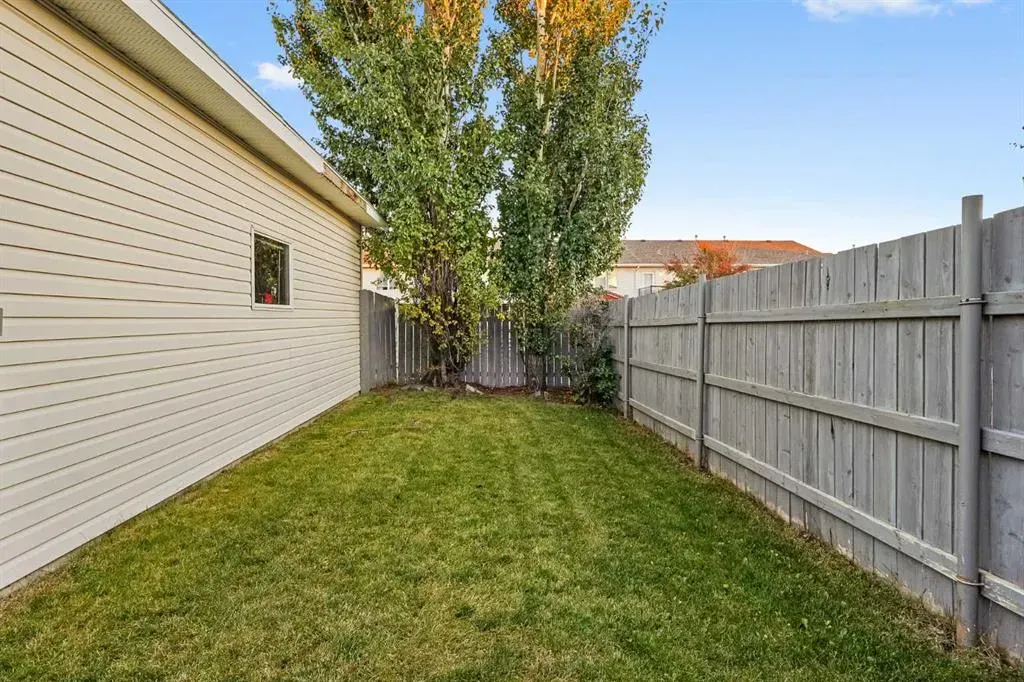 24 Blackfoot Court W