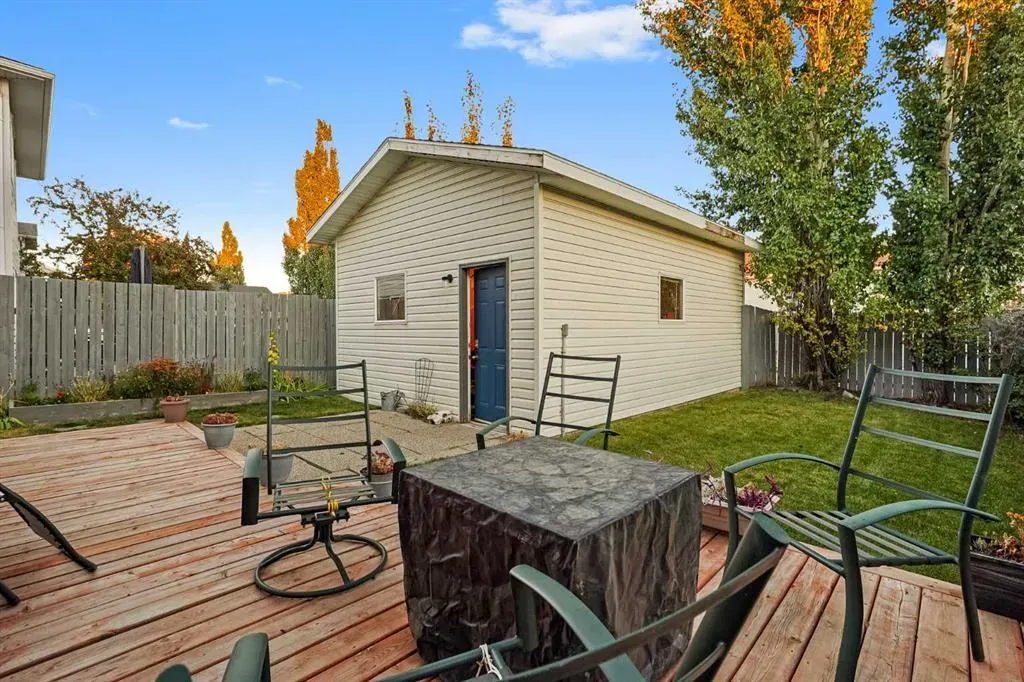 24 Blackfoot Court W