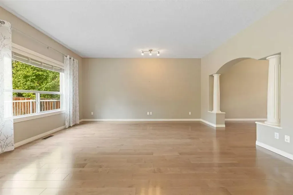 164 Strathlea Place SW