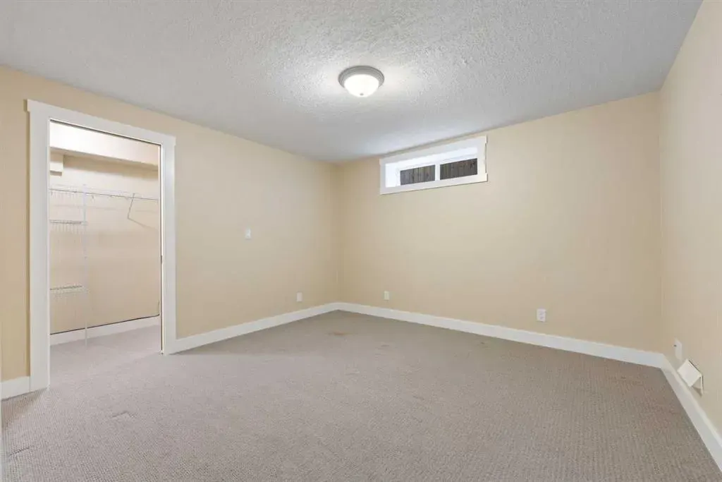 164 Strathlea Place SW
