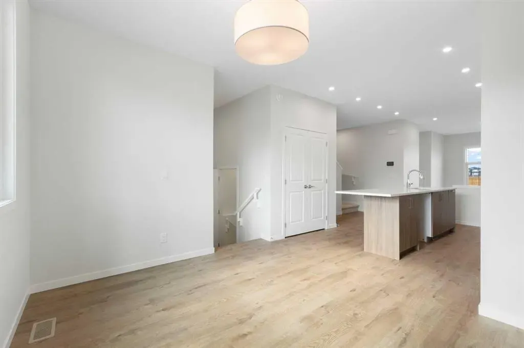 688 Buffaloberry Manor SE