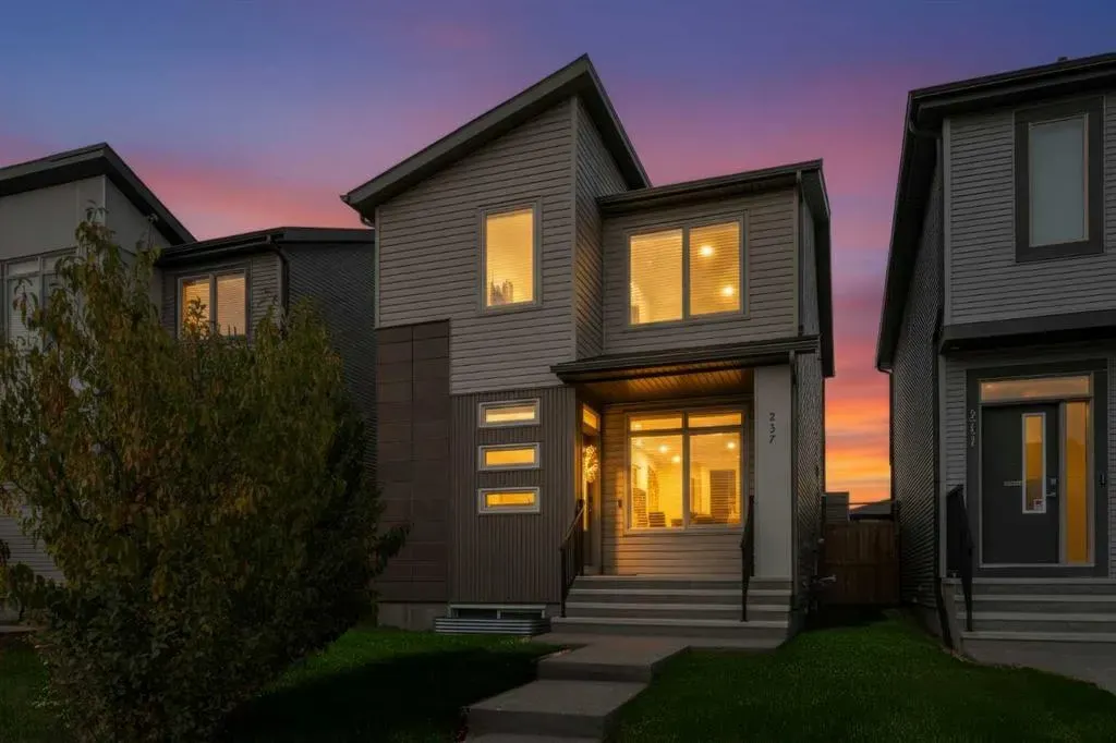 237 Walden Parade SE
