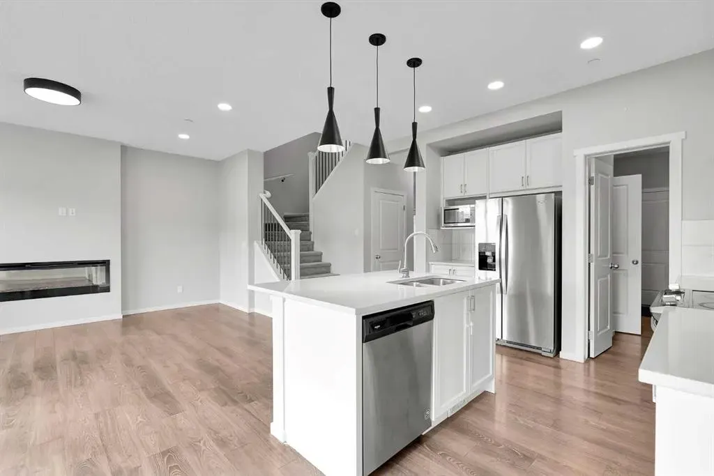 106 Lucas Crescent NW